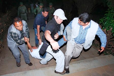 Golpean maestro que protesta por presencia de Margarita Zavala, esposa del presidente