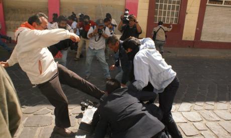 Protestan maestros frente al periódico Noticias