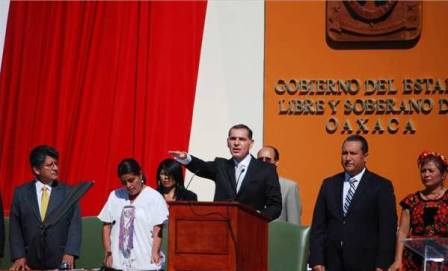 Ordena IEAIP al gobernador Gabino Cué entregar información sobre gastos de toma de posesión