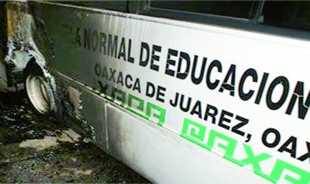Incendian autobús de escuela normal y amenazan al Secretario General de la 22