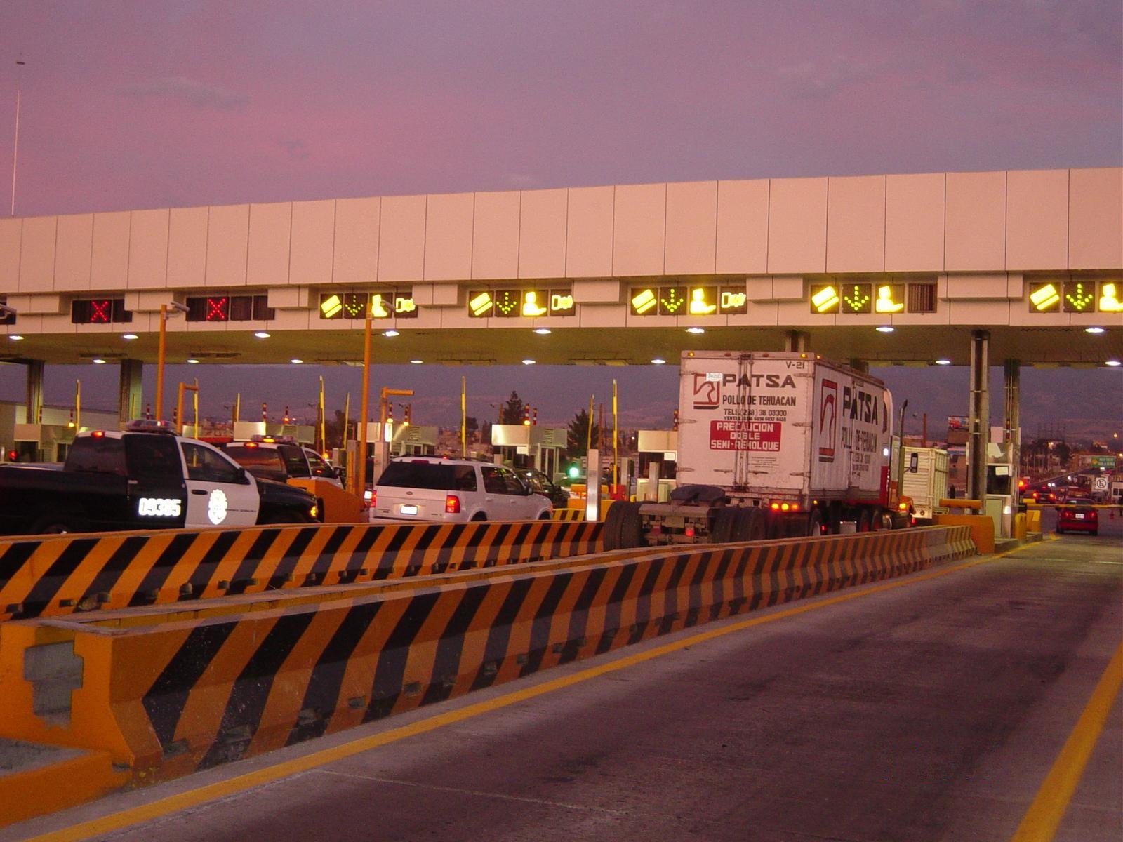 Cerrada autopista México-Puebla por desbordamiento del río La Compañía