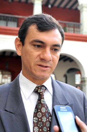 Dan de baja a dos policías municipales acusados de robo y abuso de autoridad