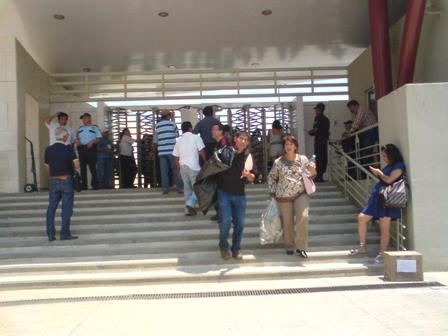 Marchan maestros de la S-22 y empleados de base de gobierno bloquean Ciudad Administrativa