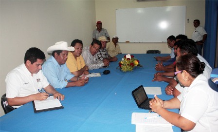 Concilian conflicto entre apicultores y mangueros de Tapanatepec