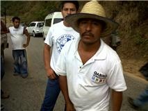 Gabriel y Huberto Hernández en bloqueo carretero en Loxicha, golpean y roban al periodista David García de Huatulco
