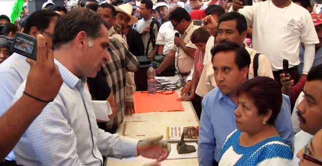 Dialoga Gabino Cué con profesores de la Sección 22 plantados frente a Palacio