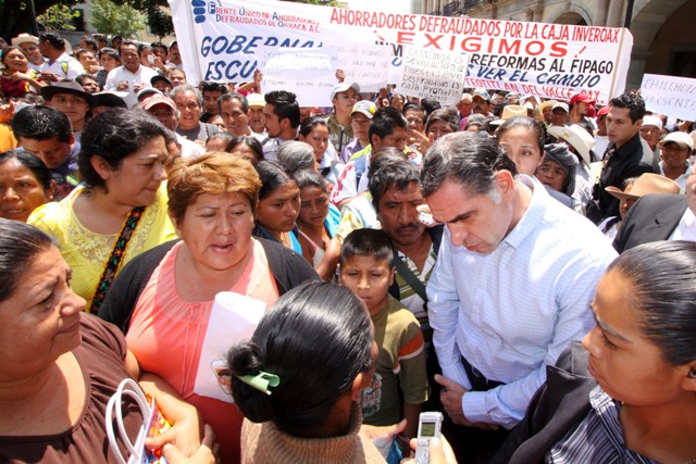 Exigen defraudados a Gabino Cué cumplir promesas de campaña