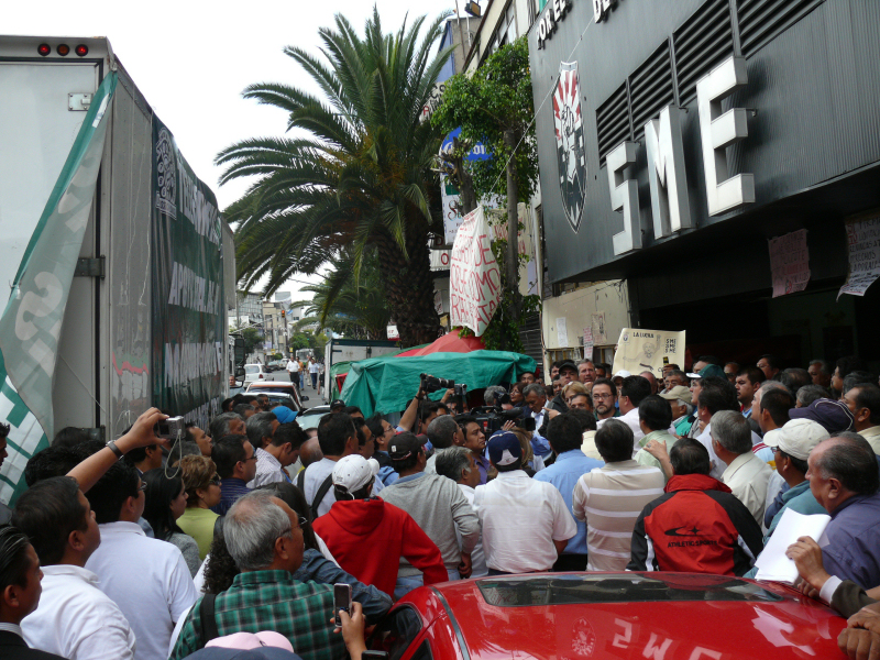 Gas lacrimógeno, “petardazos”, autos incendiados, periodistas agredidos en manifestación del SME