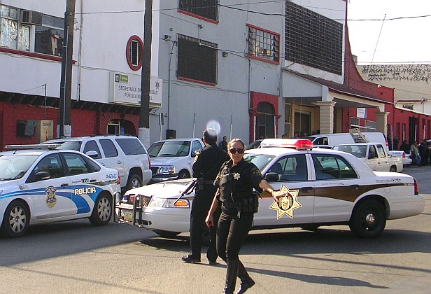 Detienen visitador de la CNDH policías municipales de Tijuana, por defender a migrante