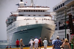 Primer crucero mexicano a la deriva en alta mar, frente a Huatulco