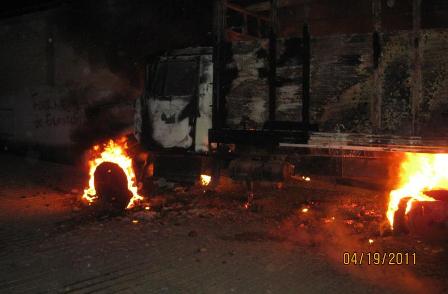 Vuelve violencia a Eloxochitlán; incendian camión de organización opositora a munícipe