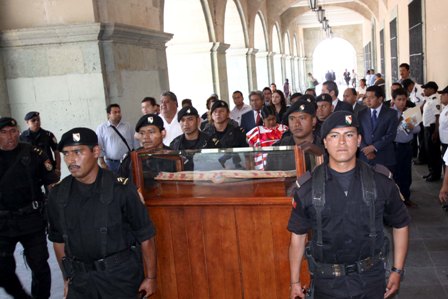 Trasladan Constitución Política local del Congreso a Palacio de Gobierno
