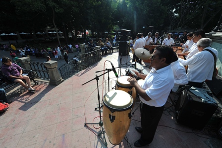Repican campanas y tocan "Mañanitas"