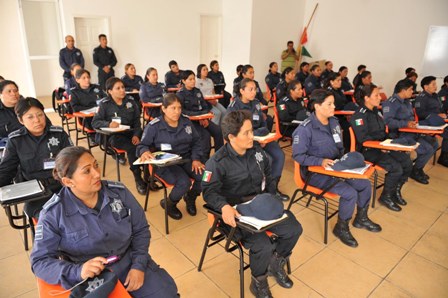 Concluyen mujeres de la policía preventiva municipal curso en técnicas de defensa