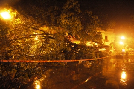 Causan daños intensa lluvia y fuertes vientos en la capital oaxaqueña