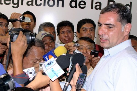 Mil 560 millones y aumento del 4.75 % al salario, ofrece Gabino Cué a la 22; para evitar el paro