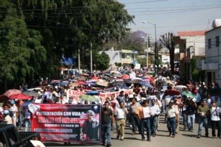 Caos vial por marcha masiva y plantón indefinido de maestros de la S-22