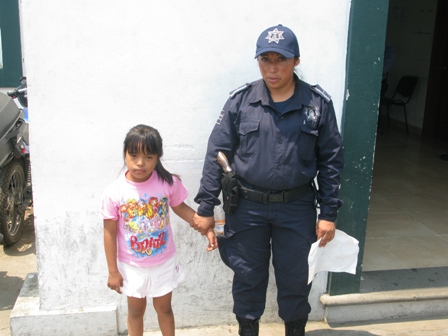 Piden apoyo para localizar a los padres o familiares de una menor extraviada