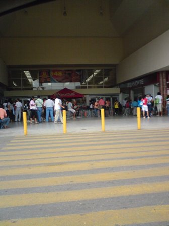 Toman maestros oficinas y centros comerciales; declaran receso a su lucha a partir del viernes