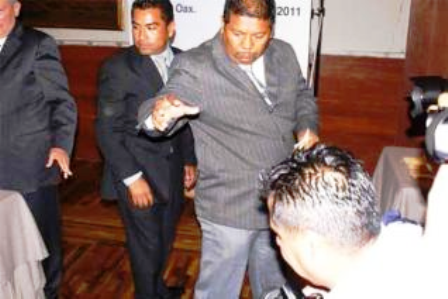 De premiado a indiciado, degradan a comandante, por arrojar dinero al suelo ante el gobernador Gabino Cué