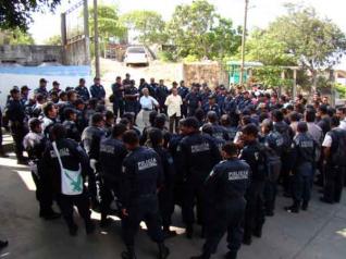 Protestan policías municipales contra regidor, defienden a su comandante