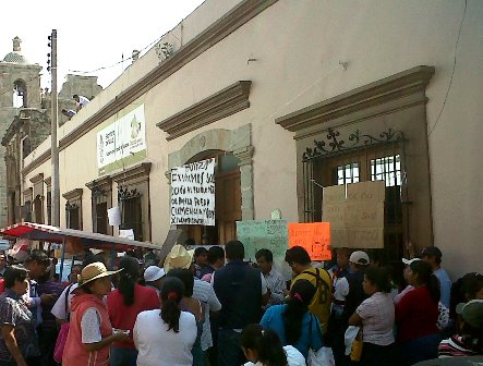Desactivan toma de Secretaría de Salud, dialogan en Palacio; remueven directora de clínica