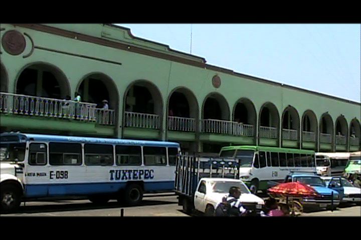 Marchan estudiantes contra gobierno de Gabino Cué, por alza del pasaje del transporte