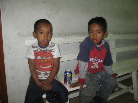 Se solicita apoyo para ubicar a padres o familiares de dos niños abandonados