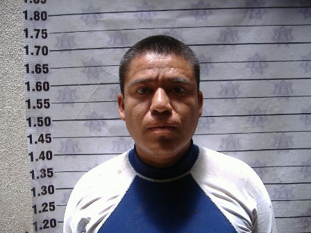 Detienen a violento entrenador por causar daños con un bat a un vehículo