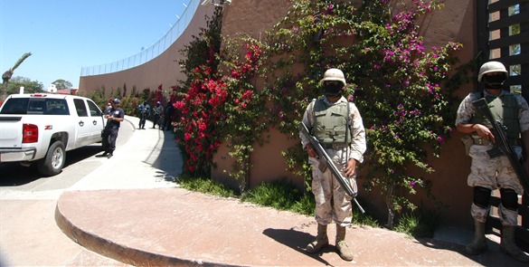 Hank Rhon internado en prisión por acopio de armas