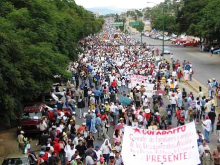 Con paro y megamarcha recuerdan inicio de revuelta del 2006, en Oaxaca