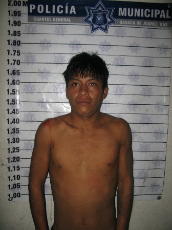 Detienen a dos sujetos; uno agredió a su madre y otro a un agente de Tránsito