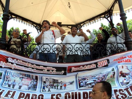 Con una megamarcha, inicia S-22 receso de jornada de lucha por la defensa educativa