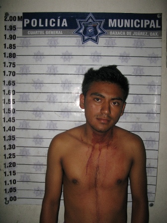 Detienen vecinos a dos jóvenes acusados de dañar vehículos particulares