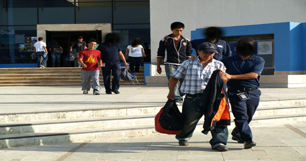 Captura Ejército a 117 ilegales en camión refresquero