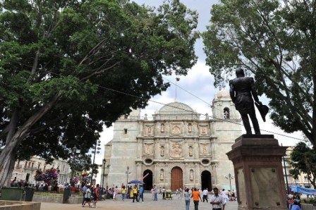 Reinstalan estatua del General Antonio de León en la Alameda, fue derribada por un laurel