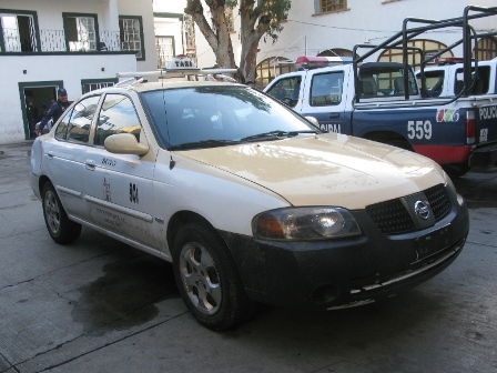 Asalta taxista a usuarios y abandona unidad, en Pueblo Nuevo