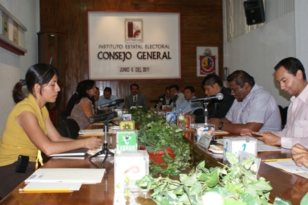 Sesiona Instituto electoral sobre elecciones en Santiago Choapam y San Juan Mixtepec