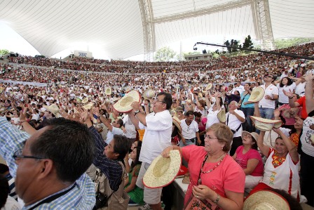 Miles de turistas y oaxaqueños cautivados con la primer presentación de la Guelaguetza 2011