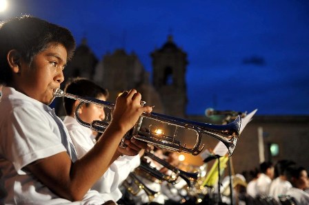 Cautiva a propios y extraños “200 niños, una sola banda”, en la Plaza de la Danza