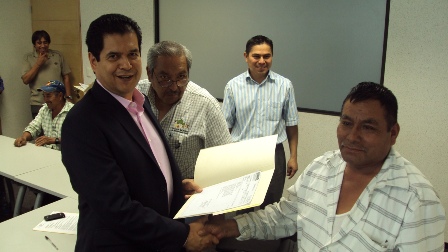 Entregan documentos de bienes muebles a Coatlanes, por derecho de vía para carretera a la Costa