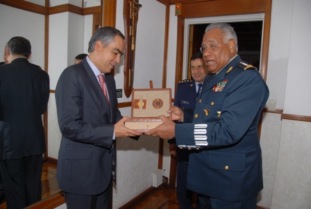Recibe General Galván Galván a Ministro de Defensa de Colombia