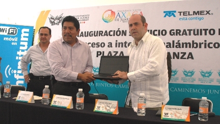 Signa Ayuntamiento capitalino convenio con Telmex para internet gratuito en la Plaza de la Danza