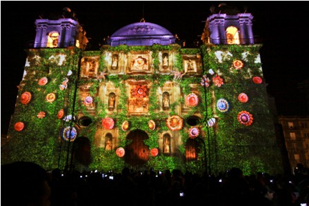 Continúa fiesta cultural en Oaxaca; Sinfonía de luz frente a Catedral