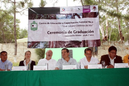 Realizan ceremonia de graduación técnicos forestales y estudiantes de primaria