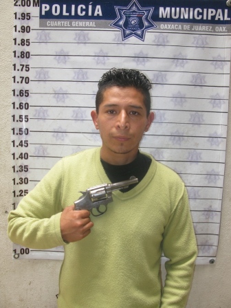 Ex paracaidista del Ejército intenta asaltar comercio, al huir dispara a la Policía y se hiere pie