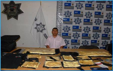 Apresa PF pasajero del Perú en aeropuerto de México DF, con 10 kilos de coca