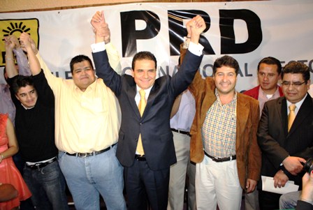 Silvano Aureoles candidato del PRD a la gubernatura de Michoacán, recibe constancia de mayoría