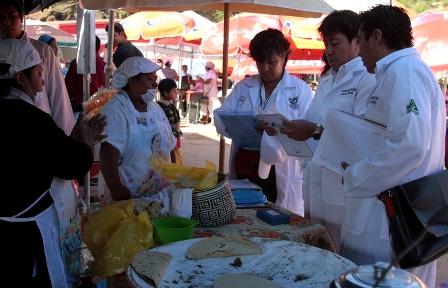 Implementan operativo de regulación sanitaria en inmediaciones del auditorio Guelaguetza