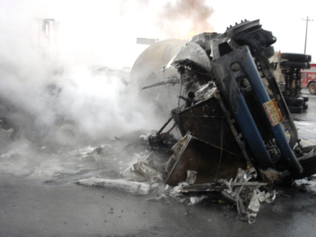 Se incendian seis pipas, evacúan a 400 trabajadores y se intoxica un bombero, saldo de feroz incendio